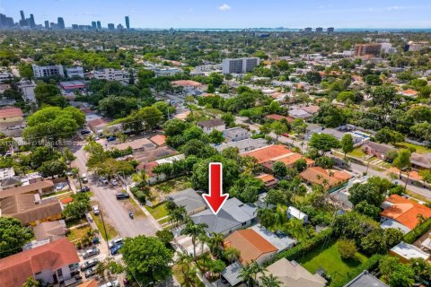 House in Miami, Florida 4 bedrooms, 185.06 sq.m. № 2013126 - photo 4