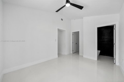 House in Miami, Florida 4 bedrooms, 185.06 sq.m. № 2013126 - photo 25