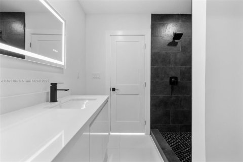 House in Miami, Florida 4 bedrooms, 185.06 sq.m. № 2013126 - photo 11