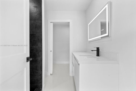 House in Miami, Florida 4 bedrooms, 185.06 sq.m. № 2013126 - photo 12