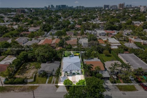 House in Miami, Florida 4 bedrooms, 185.06 sq.m. № 2013126 - photo 8