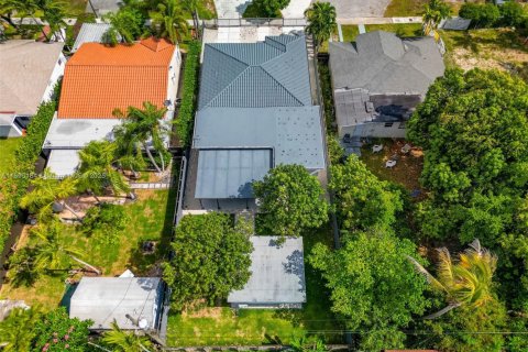 House in Miami, Florida 4 bedrooms, 185.06 sq.m. № 2013126 - photo 5