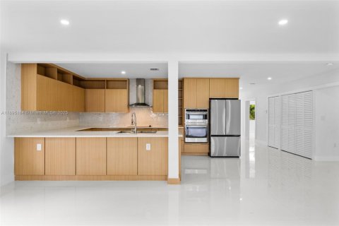 House in Miami, Florida 4 bedrooms, 185.06 sq.m. № 2013126 - photo 23
