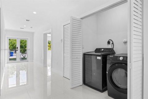 House in Miami, Florida 4 bedrooms, 185.06 sq.m. № 2013126 - photo 17