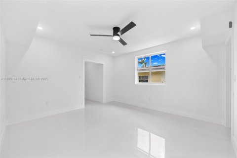 House in Miami, Florida 4 bedrooms, 185.06 sq.m. № 2013126 - photo 14
