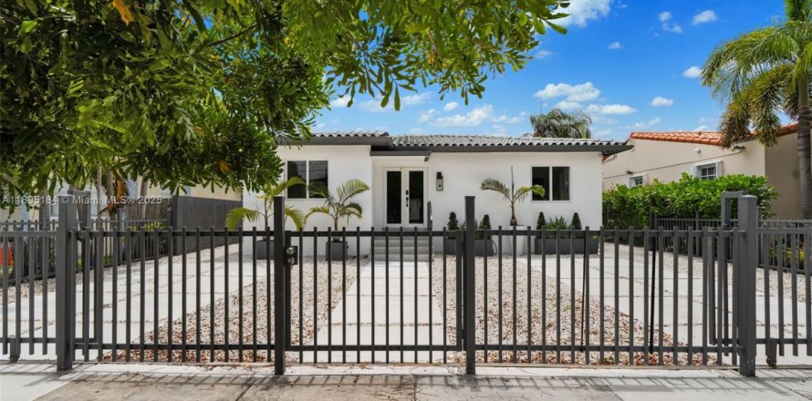 House in Miami, Florida 4 bedrooms, 185.06 sq.m. № 2013126