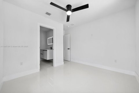 House in Miami, Florida 4 bedrooms, 185.06 sq.m. № 2013126 - photo 27