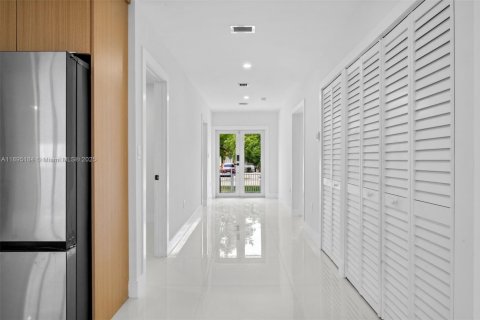 House in Miami, Florida 4 bedrooms, 185.06 sq.m. № 2013126 - photo 9