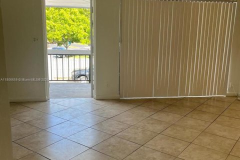 Condominio en venta en Sunrise, Florida, 55.74 m2 № 1865522 - foto 1