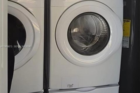 Casa en venta en Miami, Florida, 3 dormitorios, 150.13 m2 № 2031707 - foto 11