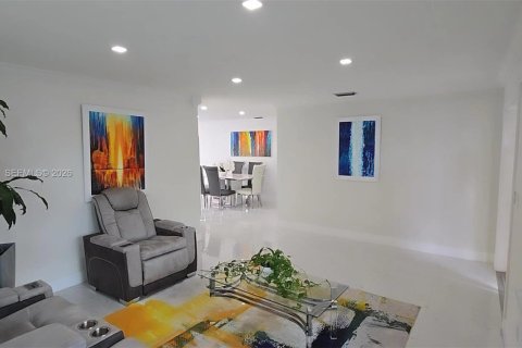 Casa en venta en Miami, Florida, 3 dormitorios, 150.13 m2 № 2031707 - foto 4