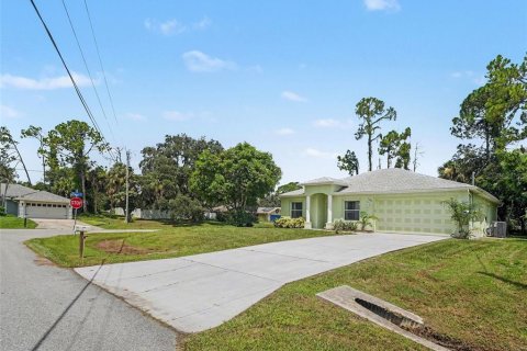 House in North Port, Florida 3 bedrooms, 140.84 sq.m. № 2322590 - photo 7