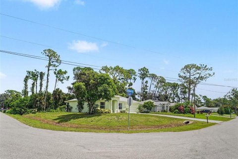 House in North Port, Florida 3 bedrooms, 140.84 sq.m. № 2322590 - photo 9