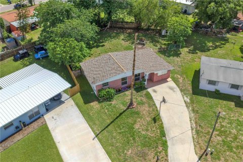 House in Brandon, Florida 4 bedrooms, 140.47 sq.m. № 2109487 - photo 2