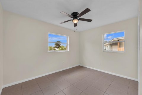 House in Brandon, Florida 4 bedrooms, 140.47 sq.m. № 2109487 - photo 27