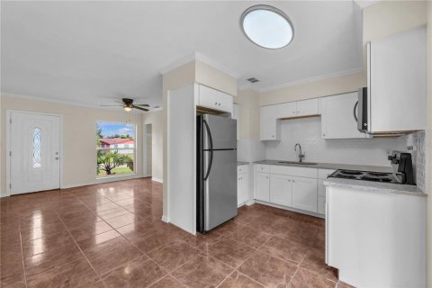 House in Brandon, Florida 4 bedrooms, 140.47 sq.m. № 2109487 - photo 9