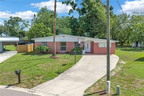 House in Brandon, Florida 4 bedrooms, 140.47 sq.m. № 2109487