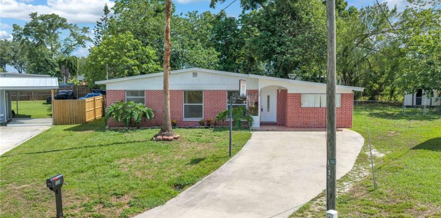 House in Brandon, Florida 4 bedrooms, 140.47 sq.m. № 2109487