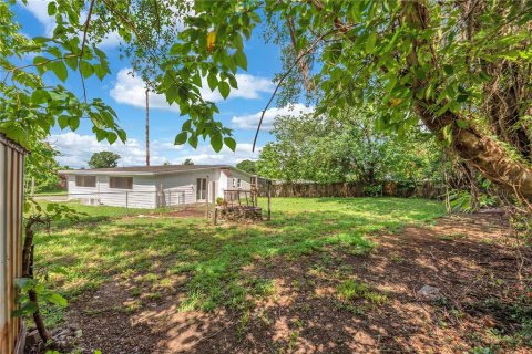 House in Brandon, Florida 4 bedrooms, 140.47 sq.m. № 2109487 - photo 16