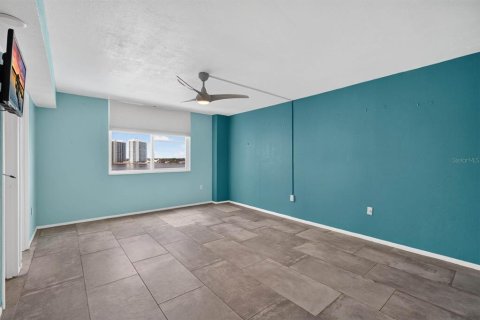 Condo in Daytona Beach, Florida, 2 bedrooms № 2149547 - photo 13