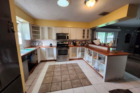 House in Port St. Lucie, Florida 3 bedrooms, 121.7 sq.m. № 2387205 - photo 7