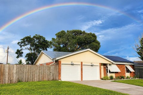 House in Port St. Lucie, Florida 3 bedrooms, 121.7 sq.m. № 2387205 - photo 2