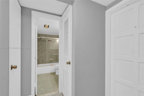 Condominio en venta en Hollywood, Florida, 1 dormitorio, 62.43 m2 № 1735640 - foto 19