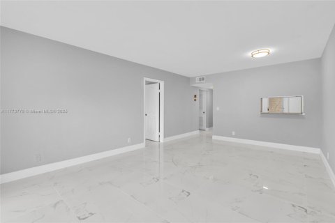 Condominio en venta en Hollywood, Florida, 1 dormitorio, 62.43 m2 № 1735640 - foto 12