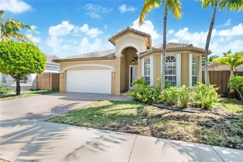 House in Doral, Florida 3 bedrooms, 184.41 sq.m. № 1864254 - photo 27