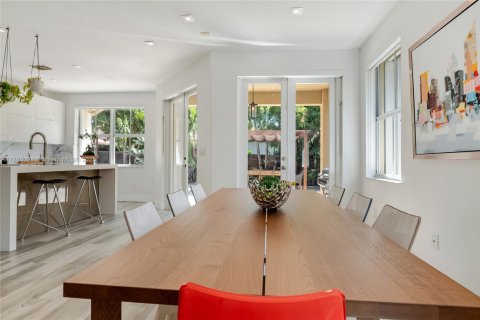 House in Doral, Florida 3 bedrooms, 184.41 sq.m. № 1864254 - photo 12