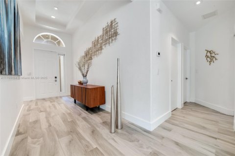 House in Doral, Florida 3 bedrooms, 184.41 sq.m. № 1864254 - photo 6
