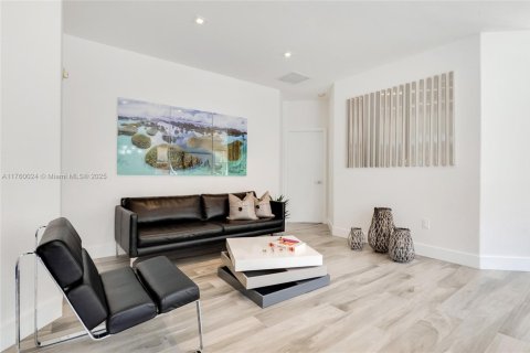 House in Doral, Florida 3 bedrooms, 184.41 sq.m. № 1864254 - photo 9