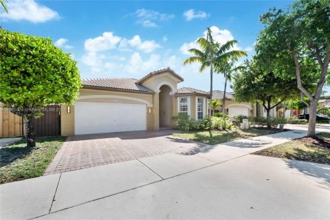 House in Doral, Florida 3 bedrooms, 184.41 sq.m. № 1864254 - photo 26