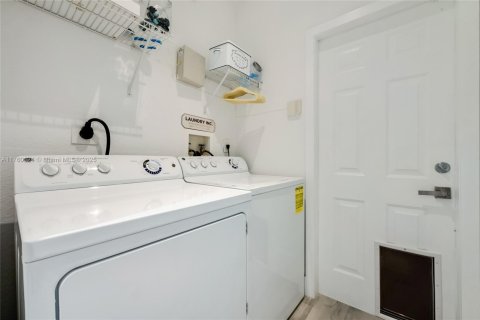 House in Doral, Florida 3 bedrooms, 184.41 sq.m. № 1864254 - photo 24