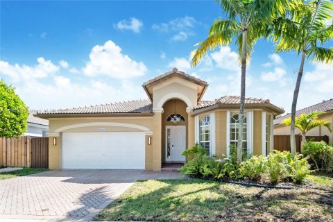 House in Doral, Florida 3 bedrooms, 184.41 sq.m. № 1864254 - photo 1