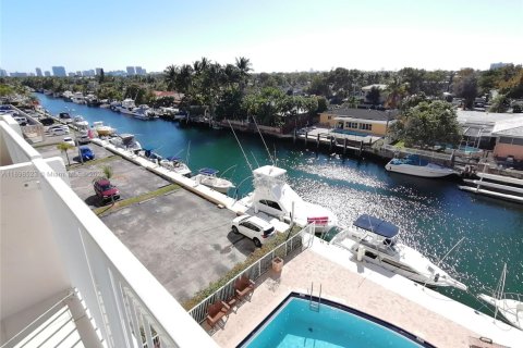 Condo in North Miami, Florida, 1 bedroom  № 1950552 - photo 3