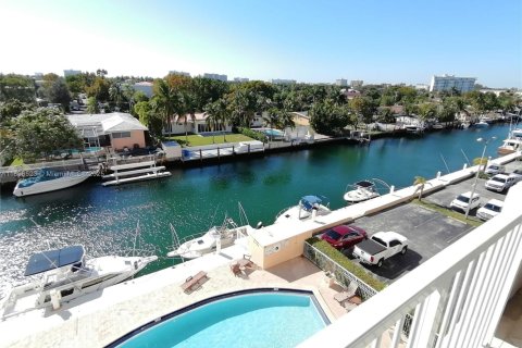 Condo in North Miami, Florida, 1 bedroom  № 1950552 - photo 1