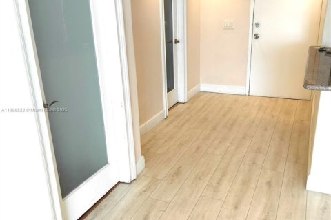 Condo in North Miami, Florida, 1 bedroom  № 1950552 - photo 9