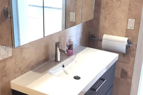 Condo in North Miami, Florida, 1 bedroom  № 1950552 - photo 12