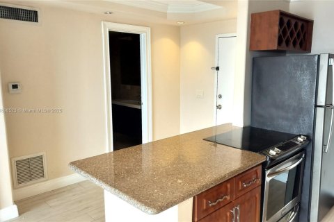 Condo in North Miami, Florida, 1 bedroom  № 1950552 - photo 6