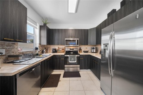 House in Pembroke Pines, Florida 4 bedrooms, 165.74 sq.m. № 1779346 - photo 7