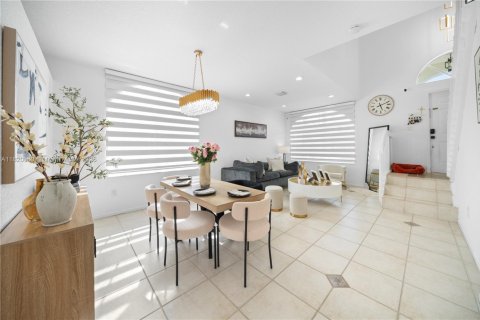 House in Pembroke Pines, Florida 4 bedrooms, 165.74 sq.m. № 1779346 - photo 10