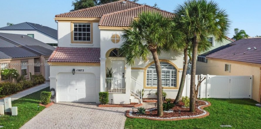 House in Pembroke Pines, Florida 4 bedrooms, 165.74 sq.m. № 1779346