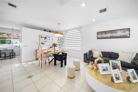 House in Pembroke Pines, Florida 4 bedrooms, 165.74 sq.m. № 1779346 - photo 17