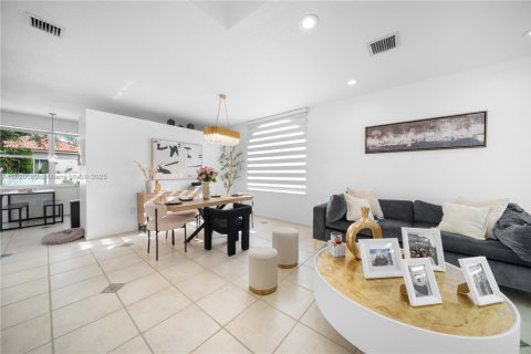 House in Pembroke Pines, Florida 4 bedrooms, 165.74 sq.m. № 1779346 - photo 15