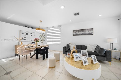 House in Pembroke Pines, Florida 4 bedrooms, 165.74 sq.m. № 1779346 - photo 16