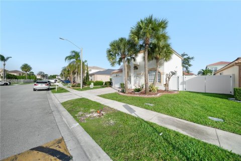 House in Pembroke Pines, Florida 4 bedrooms, 165.74 sq.m. № 1779346 - photo 3