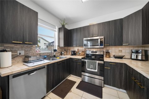 House in Pembroke Pines, Florida 4 bedrooms, 165.74 sq.m. № 1779346 - photo 8
