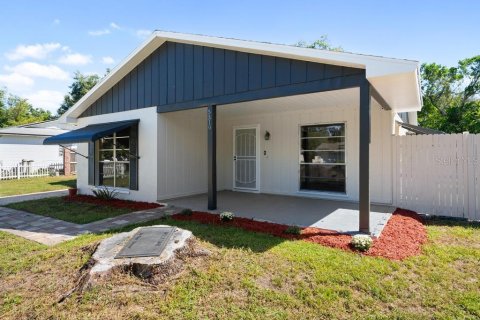 House in Orlando, Florida 3 bedrooms, 135.54 sq.m. № 2399181 - photo 2