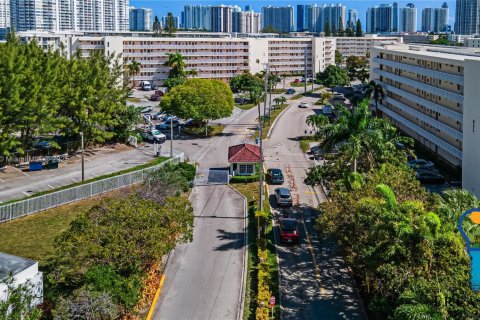 Condo in Aventura, Florida, 1 bedroom  № 1728124 - photo 17
